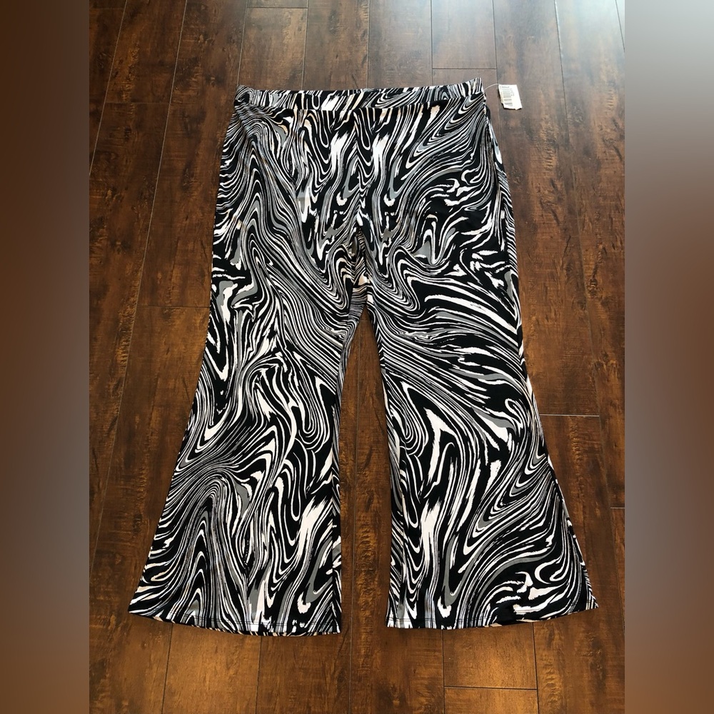 Bar III Plus Size Swirl-Print Flare-Leg Pants, Size 4X Black & White NWT - Picture 3 of 13